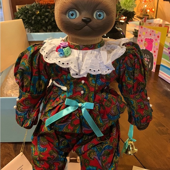 COLLECTABLE PORCELAIN CAT DOLL LIMITED EDITION IN BOX WITH STAND - Picture 2 of 6